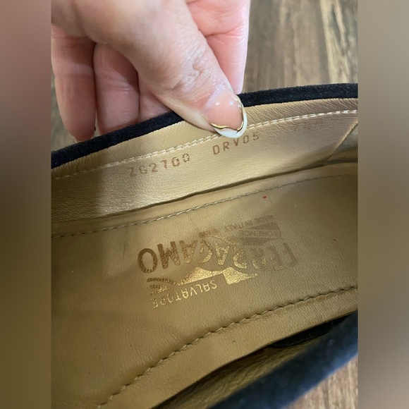 Salvatore ferragamo loafer .Black with gold hardwarre - Picture 5 of 13